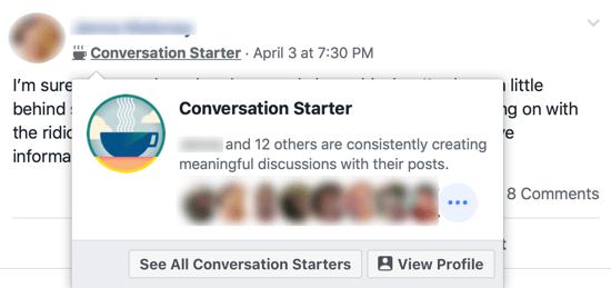 Kaip patobulinti „Facebook“ grupės bendruomenę, „Facebook“ grupės ženklelio „Pokalbio pradžia“ pavyzdys šalia grupės narių vardo ir iššokantis langas, nurodantis kitus grupės narius, kurie dalijasi tuo ženkleliu