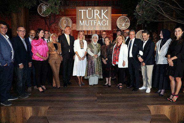 Jis buvo išleistas prižiūrint Emine Erdogan! Knyga „Turkiška virtuvė su šimtmečio receptais“ 2 skyriuose...