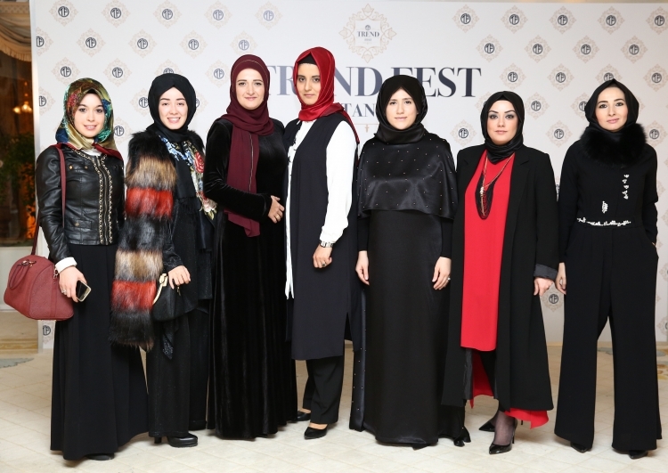 Moterų mados dizainerių dizainas skirtas moterims iš Aleppo