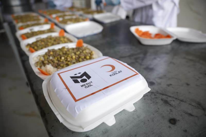 „Iftar“ stalas Sirijos našlaičiams iš Mesuto Özilo!