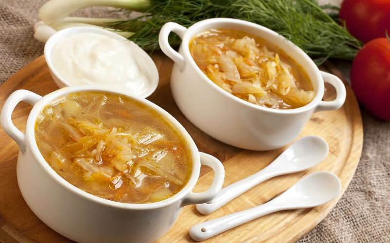 Kaip paruošti skanią kopūstų sriubą? Kopūstų sriubos paruošimo namuose patarimai
