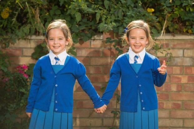 Ar seserys dvynės turėtų mokytis toje pačioje klasėje? Brolių dvynių ugdymas