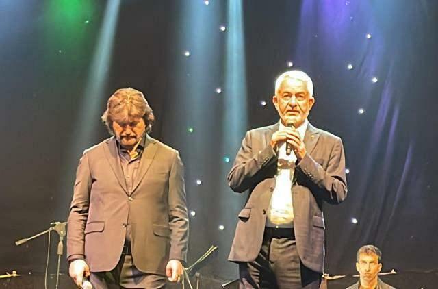 Ahmetas Şafakas paliko koncertą įpusėjus dėl sprogimo Bartine.