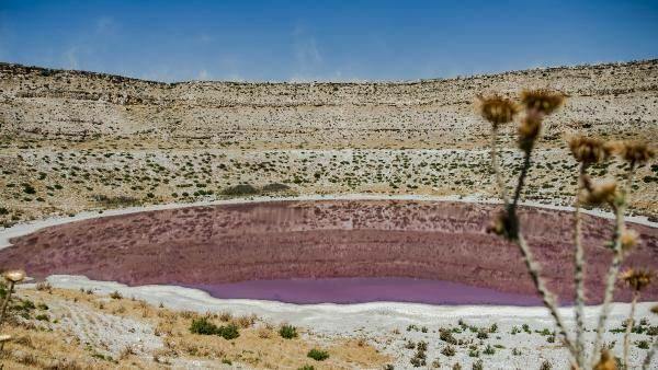 Meyil Obruk ežero spalva tapo rausva!