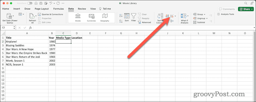 Duomenų patvirtinimo mygtukas duomenų juostelėje programoje „Excel“.