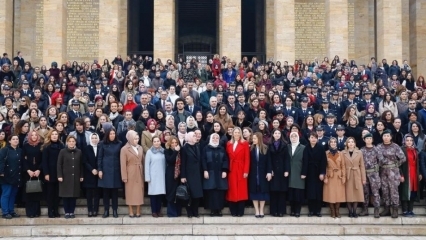 Prasmingas ministro Zehra Zümrüt Selçuk vizitas su moterimis