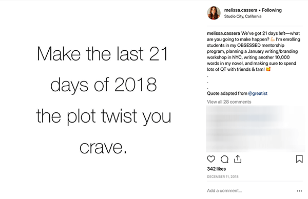 Tai yra Melissa Cassera „Instagram“ įrašo ekrano kopija. Jis turi baltą foną ir juodomis raidėmis sako: „Paskutines 21 2018 m. Dienas sukurkite siužetą, kurio trokštate“.