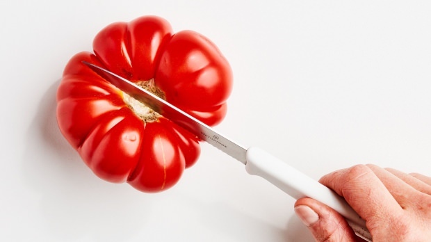 Kaip nulupti pomidorų žievelę lengviausiu būdu