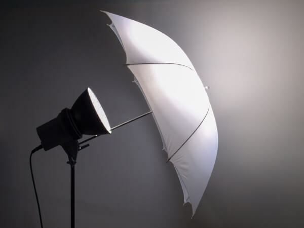 Nuotraukų skėtis padeda sukurti švelnią, glostančią jūsų vaizdo įrašų šviesą.