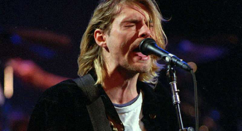 Kurto Cobaino plaukai parduoti aukcione