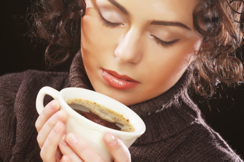 Ar gali krūtimi maitinančios motinos gerti kavą?