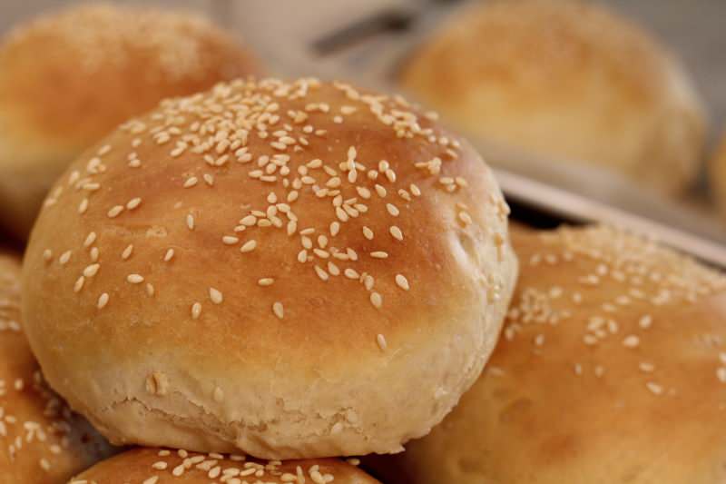 Kaip namuose lengvai pasigaminti mėsainio duonos? Hamburgerio duonos receptas