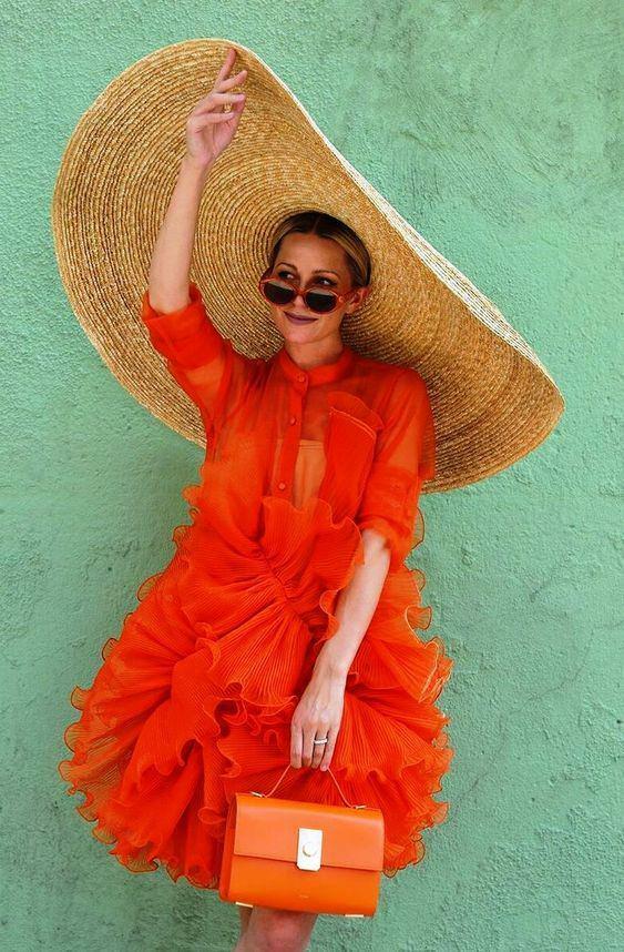 Oranžinės spalvos suknelių derinys