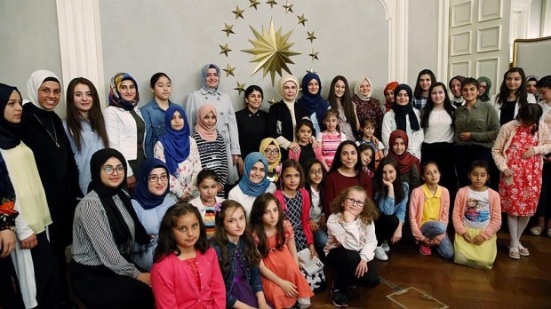 Pirmosios ponios Erdoğan kvietimu 8 ministerijos ėmėsi veiksmų vaikų labui!