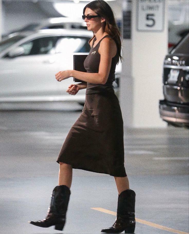 Kendall Jenner kaubojiškų batų derinys 