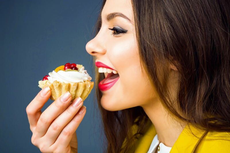 Ar saldus maistas prideda svorio? Ar galite valgyti desertą maiste?