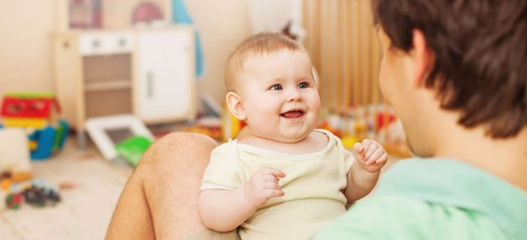 Kalbėdamas keliomis kalbomis, kūdikis gali kalbėti vėlai