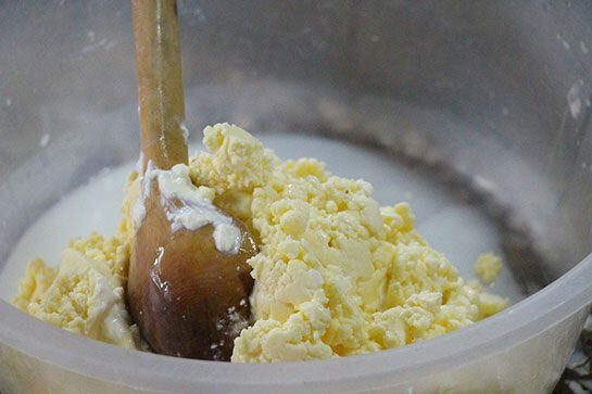 Kaip pasigaminti sviesto iš žalio pieno