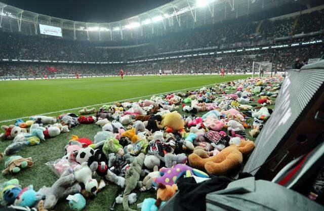 Beşiktaş rungtynėse mesti žaislai