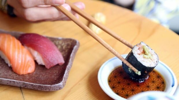 Kaip valgyti suši? Kaip gaminti suši namuose? Kokie yra suši triukai?