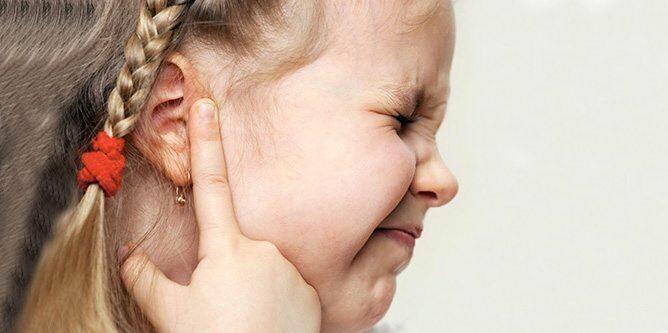 Kokie yra vidurinės ausies uždegimo simptomai?