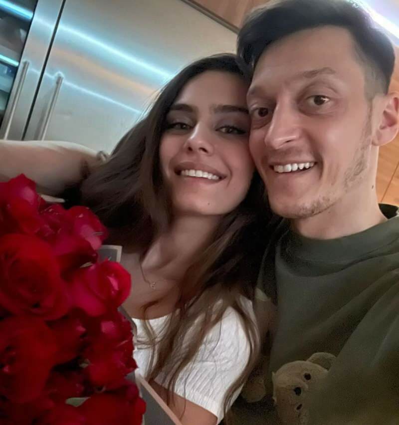 Romantiška Mesuto Özilo žinutė žmonai Amine Gülşe: „Nes tu visada su manimi ...“