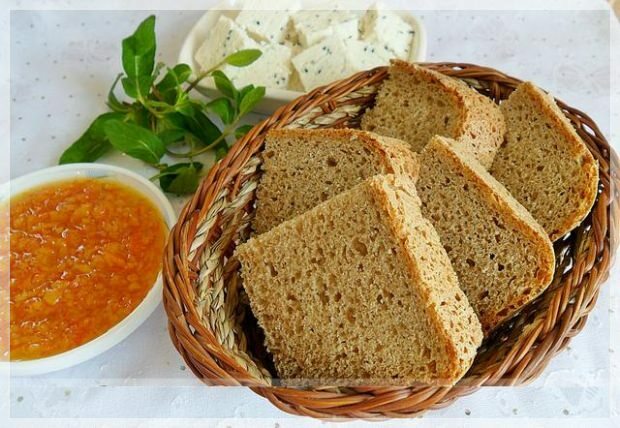 Ar pleiskanos silpnina duoną? Kiek kalorijų pilno grūdo duonoje?