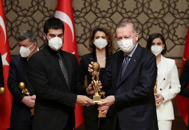 RTGD apdovanojimai surado jų savininkus! „Ebru Şahin“ ir „Burak Özçivit“ apdovanojimai ...