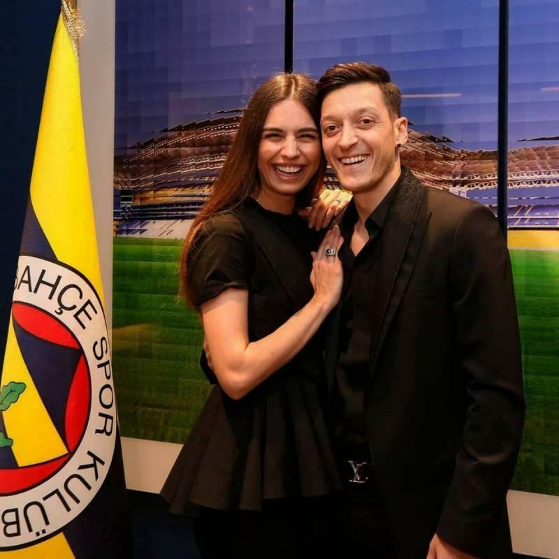 Amine Gülşe šventė savo vyro Mesuto Özilo tėvo dieną