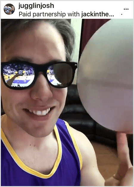 Joshas Hortonas paskelbia kampanijos nuotrauką su Džeku dėžėje ir „LA Lakers“. Joshas nešioja veidrodinius saulės akinius ir „Lakers“ marškinėlius, o sukdamas kamuolį šypsosi kamerai.
