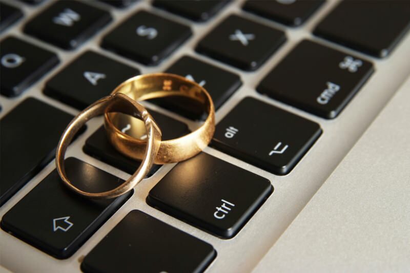 Ar leidžiama vedybos internetu? Susituokti susitikus internetu