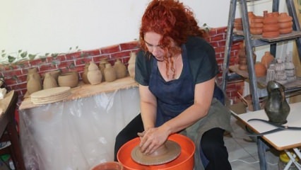 Įkūrė keramikos dirbtuves, kurias įkvėpė jo kelionė į užsienį