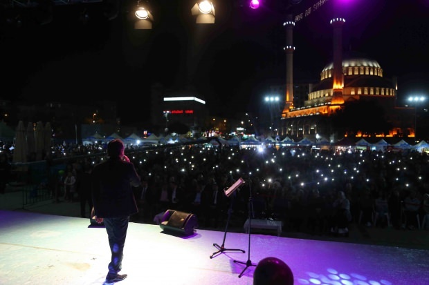 Bosnijos menininkas Zeydas Şoto ir Eşrefas Ziya Terzi koncertavo Bağcılar mieste 