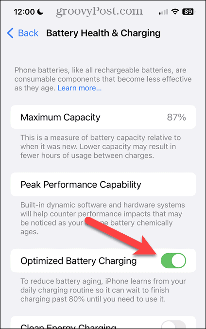 Įgalinkite arba išjunkite optimizuotą akumuliatoriaus įkrovimą „iPhone Battery Health & Charging“ ekrane