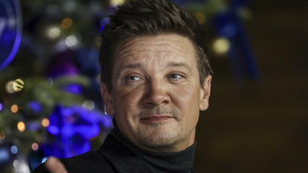 Geros žinios iš Jeremy Renner, kuris pateko po sniego valytuvu! Žinomas aktorius pradėjo vaikščioti