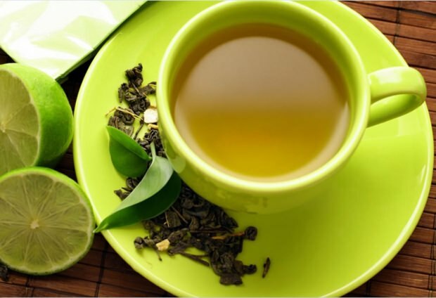 Lengvai silpninamas žaliosios arbatos ir mineralinio vandens mišinys