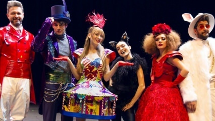 Serenay Sarıkaya yra scenoje! „Alice Musical“ pradėjo savo naują sezoną