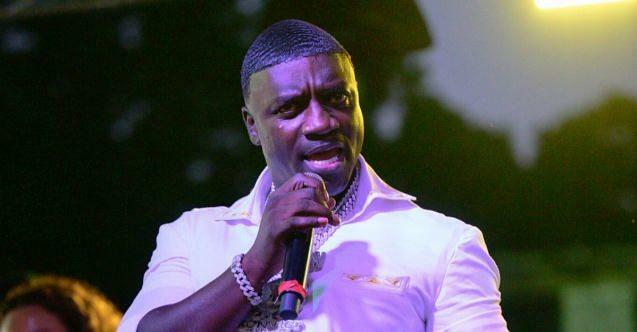 JAV dainininkei Akonui Turkijoje buvo persodinti plaukai