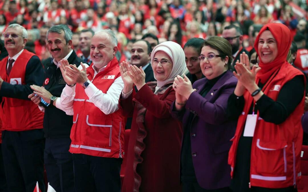 Tarptautinėje „Red Vest“ savanoriškos veiklos apdovanojimo ceremonijoje kalbėjo Emine Erdoğan