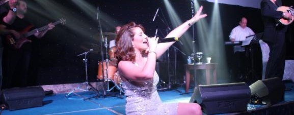 Graikų dainininkė Anastasija Kalogeropoulou koncertavo TRNC, paskelbta išdavike