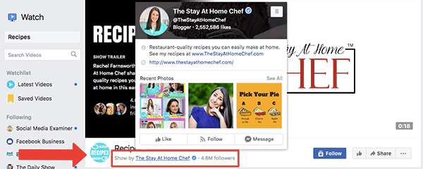 Tai yra „Facebook Watch“ receptų šou puslapio ekrano kopija. „Show By The Stay At Home Chef“ kreditas pažymėtas ryškiai raudona rodykle ir raudona dėžute. Iššokantis langas su išsamia informacija apie „Stay At Home Chef“ „Facebook“ puslapį apima „Facebook Watch“ receptų laidos viršelio nuotrauką. Rachel Farnsworth vadovauja tiek „Facebook“ puslapiui, tiek „Facebook Watch“ laidai.
