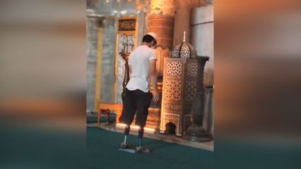 Jaunuolis protezuojamomis kojomis meldžiasi Hagia Sofijos mečetėje!