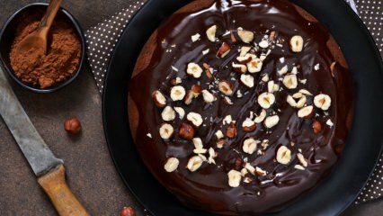Praktinis lazdyno riešutų pyrago receptas su šokolado padažu 