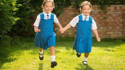 Ar seserys dvynės turėtų mokytis toje pačioje klasėje? Brolių dvynių ugdymas