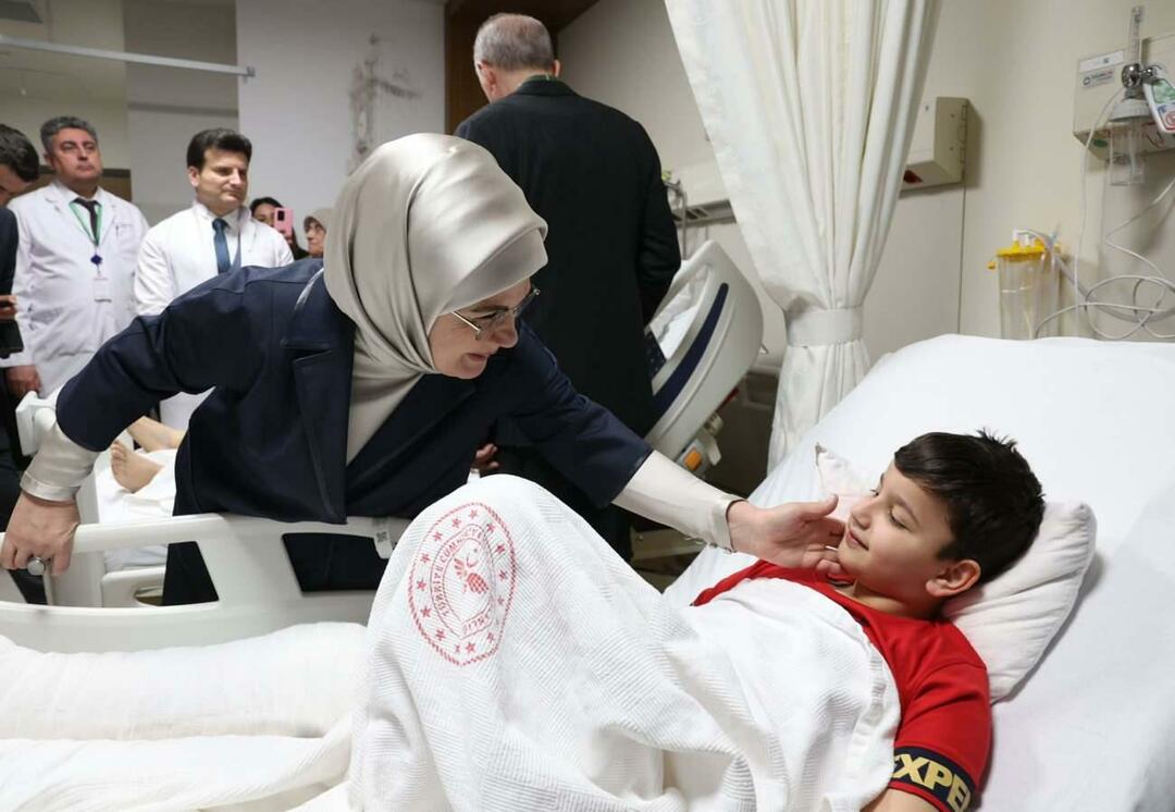 Prezidentas Erdoğanas ir jo žmona Emine Erdogan aplankė žemės drebėjimo aukas