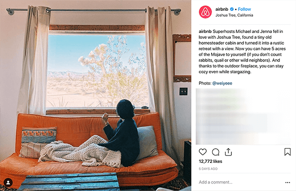 Tai yra „Airbnb“ „Instagram“ įrašo ekrano kopija. Tai pasakoja apie porą, kuri per „Airbnb“ priima žmones savo namuose. Nuotraukoje kažkas sėdi ant oranžinės sofos po smėlio spalvos megztu metimo antklodžiu ir pro langą žiūri į dykumos peizažą. Melissa Cassera sako, kad šios istorijos yra pavyzdys, kai verslas savo socialinės žiniasklaidos rinkodaroje naudojasi įveikdamas pabaisos siužetą.