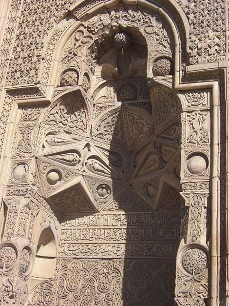 Didžioji „Divrigi“ mečetė - Vakarų vartai - šešėlių siluetas
