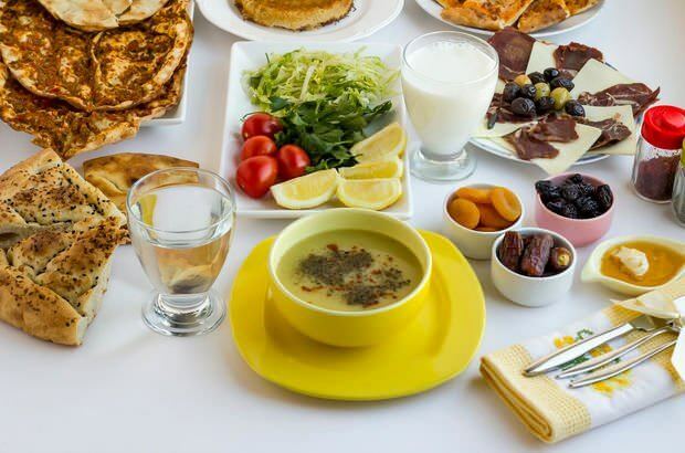 Iftar patiekaluose turėtų būti sriuba. Sriuba minkština organus be vandens.