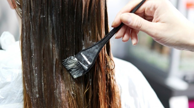Kaip dažyti plaukų dažus? Žolelių tirpalo patarimai, kaip nusausinti plaukų dažus