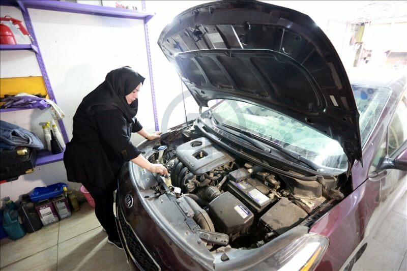 Du universiteto absolventai Um Rıza tampa pirmąja Bagdado automobilių mechanike moterimi